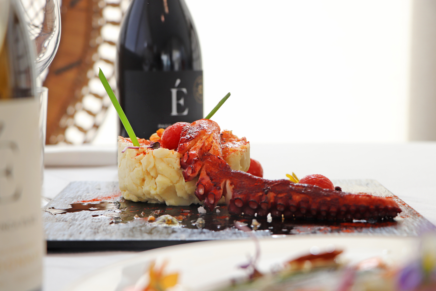 🐙🔥 Un clásico que conquista todos los paladares 
Nuestro pulpo es una experiencia para los sentidos 😋
🥔 Cremoso puré, 🌿 un toque ahumado y 🍷 el maridaje perfecto.
Cada bocado es sabor, textura y equilibrio —porque el bienestar también se disfruta desde la mesa 🍽️✨
💙 Ven a Segura Balneario y descubre cómo el buen gusto se sirve con calma y con alma.
🌐 segurabalneario.es | ☎️ 978 282 700
#BalnearioDeSegura #Restaurante #Pulpo #Gastronomía #SaboresDeSegura #ExperienciaGastronómica #Bienestar #VenACuidarte #CocinaDeAutor